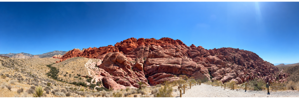 붉은 암석과 사막이 넓게 펼쳐진 Red Rock Canyon 전경